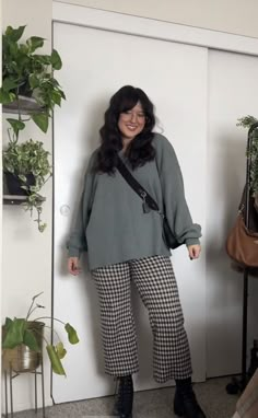 Paperbag Pants Outfit Plus Size, Plus Size Outfits Travel, Oversized Sweater Outfit Midsize, Restaurant Date Outfit Casual, Midsize Smart Casual Outfit, Cold Day Teacher Outfit, Autumn Outfits Curvy Plus Size, Autumn Plus Size Outfits 2023, Museum Outfit Winter Casual