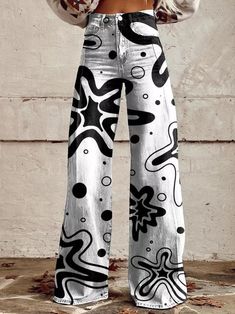 Women's western pants trend, seen at New York Fashion Week, Fall 2024. Bold and comfortable style for a modern, confident look. Cool Pants Women, Painted Pants, Custom Jeans Diy, Mode Ulzzang, Painted Clothes Diy, Diy Fashion Clothing, Painted Jeans, Cute Pants, Casual Wide Leg Pants