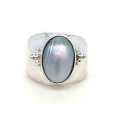 Large Oval Gray Mabe Pearl Sterling Silver Wide Band Statement Ring - Vintage Ring - Size 6.25 - ET2448 Beautiful natural pearl ring - the pearl is mainly grey, with some purple and black tones/ spots. It really is an interesting color pearl. Ring Size: 6.25 Metal Content: 925 Sterling Silver Gemstone: Oval Gray Mabe Pearl approx 14x10mm  Measurements: Face of Ring (North/South): 17mm Height of ring off of finger: 7mm Ring Shank width: 5mm Weight: 7.78 Grams Stamps: 925  Condition: Very Good pre Natural Pearl Ring, Pearl Rings, Mabe Pearl, Ring Shank, Black Tones, Wax Casting, Lost Wax Casting, Natural Pearl, Cool Jewelry