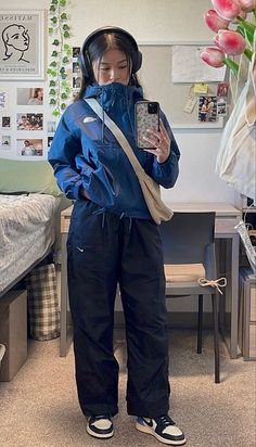 Sony Xm4 Headphones, Xm4 Headphones, Sony Xm4, Rainy Weather Outfits, Rainy Day Outfit Aesthetic, Cold Day Outfits, Weather Aesthetic, Tomboy Stil