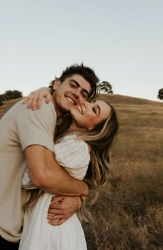 Summer engagement photos in a field at golden hour summer engagement photo outfit inspiration neutral colors and couple in love at sunset Portret Feminin, Golden Fields