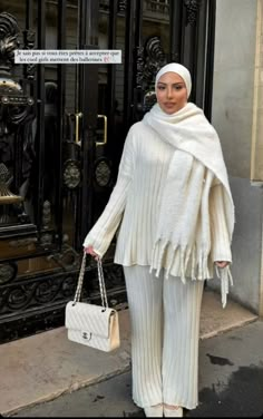 Hijabi Knee High Boots Outfit, Modest Outfits For Winter, White Autumn Outfit, Modest Winter Outfits Muslim, Hijab Fashion Inspiration Winter, All White Outfit Casual, Winter Outfit Hijab, White Hijab Outfit, Hijabi Fashion Winter