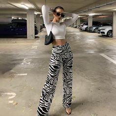 Pant Zebra Pant, Y2k Trousers, Celana Fashion, Date Outfit Ideas, Striped Pant, Cottagecore Fashion, Printed Wide Leg Pants, England Fashion, Long Trousers