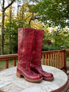 Red Vintage Boots, Fall Frye Boots Outfits, Cowgirl Boots Red, Red Frye Boots, Frye Boots Aesthetic, Vintage Frye Boots, Frye Boots Outfit How To Wear, Brown Boots Aesthetic, Red Boots Aesthetic