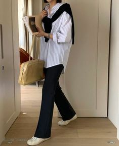 Kemeja Outfit, Style Kemeja, Casual College Outfits, Korean Casual Outfits, Everyday Fashion Outfits, Casual Day Outfits, School Looks, Stylish Work Outfits, Modest Fashion Outfits