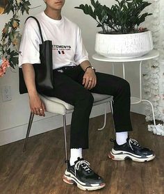 Balenciaga Shoes Outfit Street Styles, Jeans Outfit Men, Outfit Street, Shoes Outfit, Balenciaga Shoes, Balenciaga Triple S, Sneakers Men Fashion