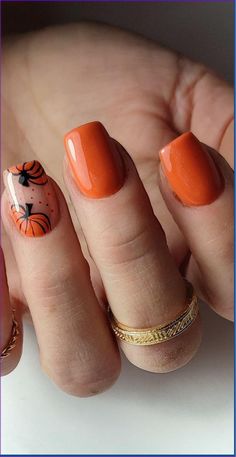 Fall Nails Pumpkin And Leaves, Halloween Nail Designs Pumpkins, Pumpkin Colored Nails, Autumn Nails Halloween, Nail Ideas With Accent Nail, Fall Nails With Pumpkins And Leaves, Pumpkin Tip Nails