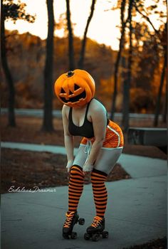 Halloween Poses, Creepy Halloween Makeup, Halloween Tights, Clueless Outfits, Pumpkin Head