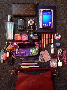 Victoria Secret Body Spray, What's In My Purse, Travel Art Kit, Backpack Essentials, Travel Bag Essentials, Inside My Bag, Purse Essentials, Carry On Bag Essentials, Handbag Essentials