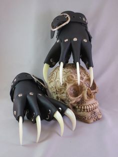 Black Leather Dragon Claws Gauntlets with White Claws Dragon Claws, White Claws, Leather Dragon, Gauntlet Gloves, Costume Gloves, Dragon Claw, Cosplay Diy, Gothic Steampunk, 영감을 주는 캐릭터