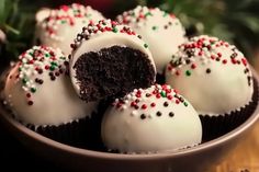 Oreo Balls for Christmas - recipestasteful Oreo Valentines, Holiday Baking Recipes Christmas, Oreo Balls Christmas, Valentines Desserts, Desserts Holiday, White Chocolate Oreos, Oreo Truffles Recipe, Valentines Cake, Holiday Desserts Christmas