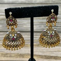 Jumka Earrings Gold Tone Traditional Ethnic Pakistani Earring Fashion Ear Jewelry Unbranded Color: Gold Length: 2.25 Inches Width: 1.5 Inches Brand New. Never Used. Fashion Jewelry Metal Chandbali Earrings With Filigree, Filigree Chandbali Earrings, Ornate Bridal Dangle Earrings With Latkans, Bollywood Brass Earrings As Gift, Temple Jewelry Metal Earrings With Tilla, Gold Bohemian Earrings For Diwali, Bohemian Gold Earrings For Diwali, Festive Brass Jhumkas, Traditional Metal Plug Earrings For Wedding