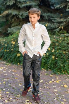 Boys white linen shirt with long sleeves and stand collar. This toddler boy dress shirt opens with 6 buttons at the front and it is a great boys outfit complement to both - pants or shorts.Stylish ring bearer shirt is a great staple for boys because it is made from soft, natural linen, it will do well as a hand me down. It also has the benefit of working for casual or smart events and it has practical turn up sleeves.Every child grows different, so it is best to measure his height to find out th White Boy Outfit, Vintage Outfits Boys, Shirt With Long Sleeve, Boys Fashion Trends, White Linen Shirt, Long Sleeve Kids, Linen Suit, White Boys, Boys Shirts