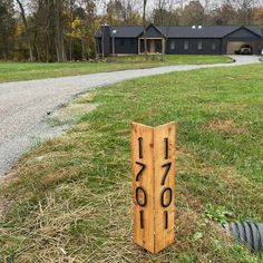 THIN MODERN house number sign by the road. Curb Appeal Address Sign, Country Address Sign Ideas, Diy Address Post, Diy Address Plaque, Diy Address Sign For Yard, House Address Ideas, House Number Sign For Yard Driveways, House Number Ideas For Yard, Diy Address Sign Ideas