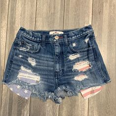 Hollister High Waisted Jean Shorts With American Flag Detailing On Pockets. Distressed And Super Cute! Never Worn, Like New! Size 1. Country Shorts, Hollister Outfits, Hollister Clothes, Country Clothes, Casual Country Outfits, American Flag Shorts, Country Stuff, High Waisted Jean, Y2k Shorts