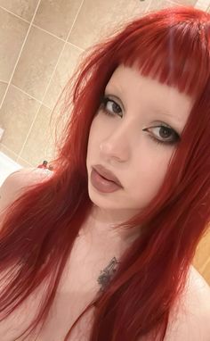 #redhair #alternative #bleachedbrows #grunge #grungefashion #grungemakeup Dark Makeup Looks, Side Bangs Hairstyles, Y2k Hair, Cute Hair Colors, Alt Girls, Hair Advice, Dark Makeup, Alternative Hair, Hair Reference