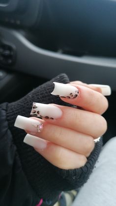 Unghie bianche opache con leopardato e strass Leopard Nail Designs, Fancy Nails Designs, Girly Acrylic Nails, Her Nails, Leopard Nails, Animal Nails, Acrylic Nails Coffin Short, Short Acrylic Nails Designs, Neutral Nails