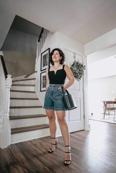 Mom Jean Shorts Outfit, Jumper Shorts Outfit, Jean Shorts Outfit, High Waisted Shorts Outfit, Mom Jean Shorts, Jean Short Outfits, Denim Shorts Outfit, Jeans Outfit Summer, Stylish Short Dresses