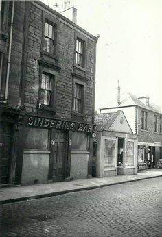 an old black and white photo of the sunderin's bar in dublin