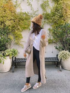 Maxi Cardigan Outfit, Tan Cardigan Outfit, Athleisure Outfit Ideas, Long Cardigan Outfit, Tulum Travel, Athleisure Outfit, Fall Wardrobe Essentials, Casual Outfit Inspiration, Practice Outfits