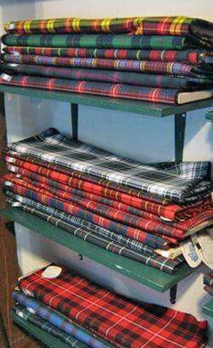 Si cette image vous inspire, nous avons une gamme complète d'articles de mercerie pour la réaliser. http://www.labellelutetia.com . LA BELLE LUTETIA - mercerie discount en ligne, Paris Quechee Vermont, Tartan Fashion, Great Scot, Boys Rooms, Men In Kilts, Bagpipes