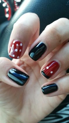 Mickey Mouse Nails that aren't so loud. Love them! Easy Minnie Mouse Nails, Disney Sns Nails, Disney Nails Dip Powder, Disney Dip Nails, Easy Disney Nails, Subtle Disney Nails, Disney Nail Ideas, Mickey Mouse Ideas