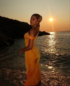 Sunset Photoshoot Ideas, Summer Poses, Summer Picture Poses, Pose Fotografi, Shotting Photo, Vacay Outfits, Beach Pictures Poses, Foto Poses, Beach Poses