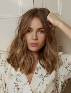 Medium Length Haircut Light Brown, Green Eyes Girl, Girls With Long Hair, Hairstyles For Fine Hair, Awesome Hairstyles, Hairstyles For Girls, Hair Color And Cut, Medium Length Hair