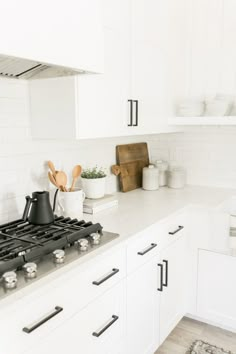 the kitchen counter is clean and ready to be used as a cooking area for cooks