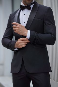 Groom Classic Suit, Black Tux Spring Wedding, Black And White Tuxedo Wedding, Wedding Suits Groom Classy, Grooms Tux Ideas, Black Wedding Suit For Groom, Black Wedding Groom, Black Wedding Tuxedo, Black Tuxedo Wedding