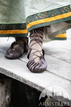 Viking's Leather Sandals “Ingrid”. Available in: brown leather, black leather :: by medieval store ArmStreet Sukienki Maksi, Medieval Shoes, Leather Womens Shoes, Viking Shoes, Womens Red Shoes, Ren Fest, Leather Sandals Women, Womens Shoes High Heels, Leather Projects