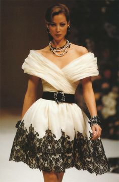 Vintage Runway Fashion, Chanel Dresses, Dior Fashion Show, 90s Runway Fashion, Runway Fashion Couture, Runway Outfits, Claudia Schiffer, Christy Turlington, Runway Dresses