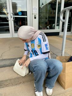 ig: @aljarrahshaima Hijabi Soccer Jersey Outfit, Hijabi Style Summer, Modest University Outfits, Jerseys Outfit, Hijabi Lifestyle, Baseball Jacket Outfit