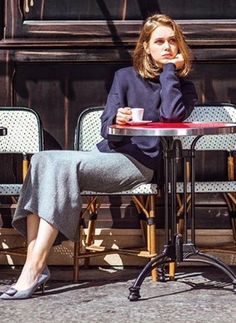 French Girl Fashion, Undercut Hairstyles Women, Parisienne Chic, Photographie Portrait Inspiration, Paris Mode, Drinking Coffee, French Chic, Parisian Chic, 가을 패션