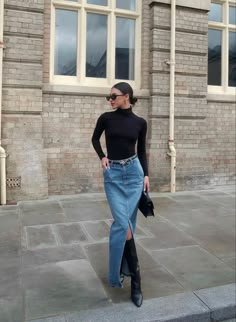 Long Denim Skirt Outfit, Rok Outfit, Jean Skirt Outfits, Denim Shorts Outfit, Denim Skirt Outfits, Skandinavian Fashion, Long Denim Skirt, Rock Outfit, Maxi Skirt Outfits