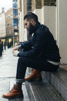 La inspiración que necesitas para llevar el denim como nunca esta temporada: jeans skinny, camisas o trajes para verte más cool que nunca Tapered Beard, Beard Ideas, Ducktail Beard, Beard Guide, Beard Shaping, Scruffy Beard, Style Gentleman, Navy Denim Jacket, Perfect Beard