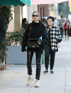 Hailey Bieber Outfits Street Style, Winter In Los Angeles, Hailey Bieber Looks, Hailey Bieber Street Style, First Date Outfits