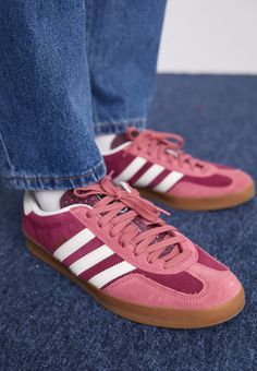 adidas Originals GAZELLE INDOOR - Trainers - maroon/footwear white/preloved crimson Adidas Originals Gazelle, Streetwear Shoes, Dream Shoes, Mens Streetwear, Adidas Originals, Me Too Shoes, Top Sneakers, Shoes Sneakers, Street Wear