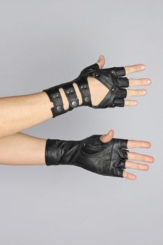 Steam Trunk Minaret Gloves Black – FIVE AND DIAMOND Steam Trunk, Fingerless Leather Gloves, Mode Steampunk, Gloves Black, Estilo Punk, Drawing Clothes, Goat Leather, Fantasy Clothing, Cosplay Outfits