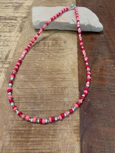 A simple beaded necklace with red, white, and pink. Red Beaded Necklaces With Heart Beads, Red Beach Necklace With Spacer Beads, Pink Beach Necklace With Spacer Beads, Necklaces With Beads, Simple Beaded Necklace, Beaded Neckalce, Rose Simple, Simple Beaded Necklaces, Seed Beads Necklace