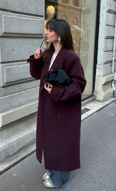 Short Hair Fall Outfits, Outfits With Long Coats Winter, Fall Outfits 2024 Aesthetic, Tomboy Feminine Outfits, Plum Coat Outfit, Dark Colours Outfit, Burgundy Wool Coat Outfit, Burgundy Coat Outfit Winter, Burgundy Outfit Aesthetic