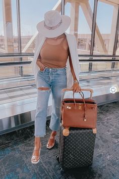 Chic Travel Outfit, Travel Outfit Ideas, Plane Outfit, Airport Outfit Summer, Airplane Style, Airport Travel Outfits, Flight Outfit, Cute Travel Outfits, Airplane Outfits