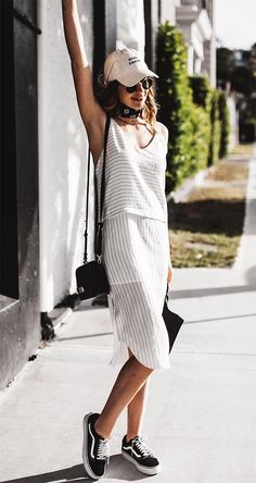 Street style look com vestido listrado e boné. White Cap Outfit, Estilo Vans, Casual Chic Outfits, Street Style 2017, Looks Street Style, Sport Chic, Spring Street Style, Casual Chic Outfit, Street Style Chic