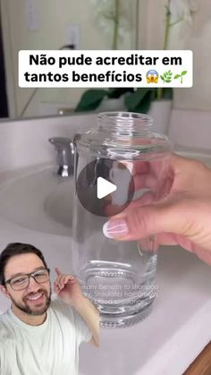 a man holding a glass jar in front of a sink with the caption'no pude acreditar em tarros beneficis '