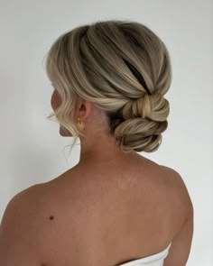 Hair colour can make a big difference to how an updo looks. The contrasting blonde tones add depth and dimension making every twist and detail stand out. I love how the different colours enhance the appearance of texture and make this low bun super unique and interesting to look at. #weddinghairbelfast #hairstyles #weddinghairstyles #updo #weddingupdo #updoideas #bunhairstyle #blondeupdo #weddinghairinspo #weddinghairideas #modernbride #elegantbride #hairfashion #hairideas #belfasthair #bel... Beach Bridal Hair Updo, Curled Bun Updo, Wedding Updo Front View, Blonde Wedding Hair Updo, Bridesmaid Hair Low Bun, Blonde Bridal Updo, Side Bun Updo, Classic Updo Hairstyles, Bride Bun