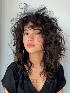 Long Wavy Fine Hair, Bangs Curly Hair Natural Curls, Natural Shoulder Length Hair, Medium Length Haircut For Curly Hair, Shoulder Length Curly Hair With Bangs, Long Curly Bangs, Wavy Shag Haircut, Medium Permed Hairstyles, Wavy Haircuts Medium