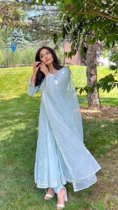 Indian Western Dresses Outfits, Poses For Pictures In Indian Wear, Indian Aesthetic Wedding Outfits, Pictures In Traditional Wear, Pics In Traditional Dress, Traditional Suit Poses, Desi Outfit Pose Ideas, Photography Poses In Indian Outfit, Pose Traditional Dress