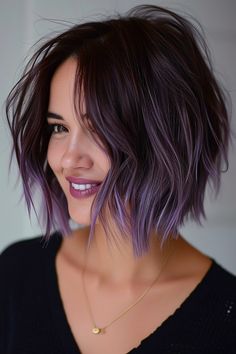 Bob-Frisur in Lila: 39+ Styles » Asymmetrischer lila Bob ✓ Stufiger Bob mit lila Strähnchen ✓ Lila Bob-Perücke mit Pony ✓ Kurzer Bob mit rosa und lila Ombre-Effekt [ ➳ Jetzt inspirieren lassen! ] Bob Hair Dye, Bob Hair Colour Ideas, Colourful Bob Hair, Purple Hair Brunette, Black Hair With Money Piece Color, Short Brown And Purple Hair, Bob With Balayage, Coloured Balayage, Short Hair Purple Highlights