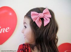 Make these adorable sailor bows using this simple step-by-step photo tutorial & FREE printable patterns. They are adorable and can be made with any fabric! Sailor Bow Diy, Fabric Bow Pattern, Sailor Bow Tutorial, Sailor Bow Pattern, Upcycle T Shirts, Felt Bow Tutorial, Hair Ties Tutorial, Fabric Bow Tutorial, Free Printable Patterns