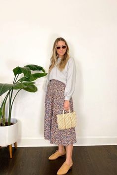 Four outfits with a floral midi skirt. Michelle Tomczak Blog. Jw Fashion, Skirt Outfits, Smart Casual, Floral Skirt, Spring Outfits, Sequin Skirt, High Waisted Skirt, Pencil Skirt